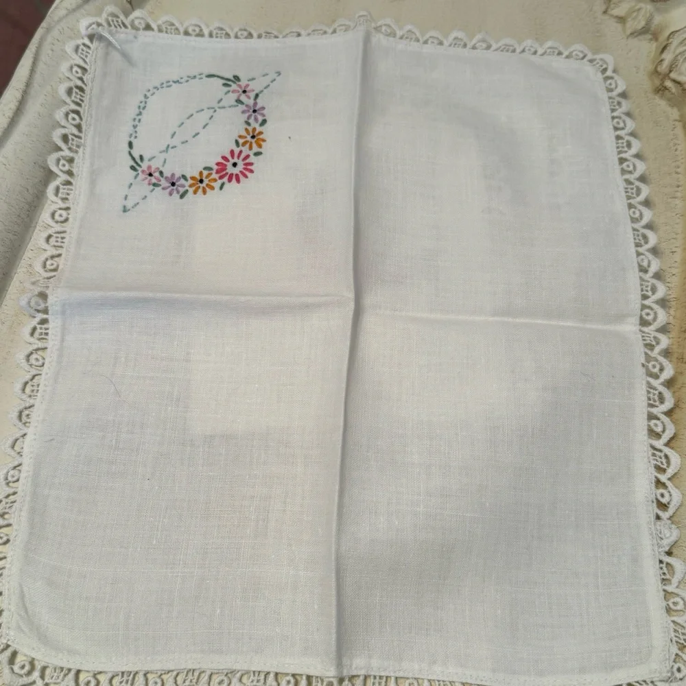 Vintage Hand Embroidered Linen  Floral w/Crocheted Lace Border 4/ Napkins